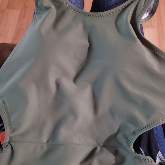 Cupshe one piece bathing suit/ open back - Picture 4 of 8